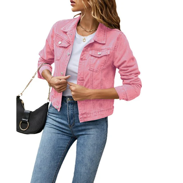 "Veste en jean femme courte, style intemporel, avec col classique et poches, idéale pour tous les looks décontractés."