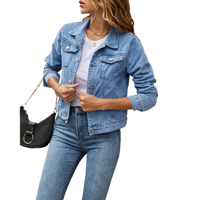 "Veste en jean femme courte, style intemporel, avec col classique et poches, idéale pour tous les looks décontractés."