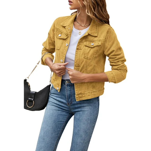 "Veste en jean femme courte, style intemporel, avec col classique et poches, idéale pour tous les looks décontractés."
