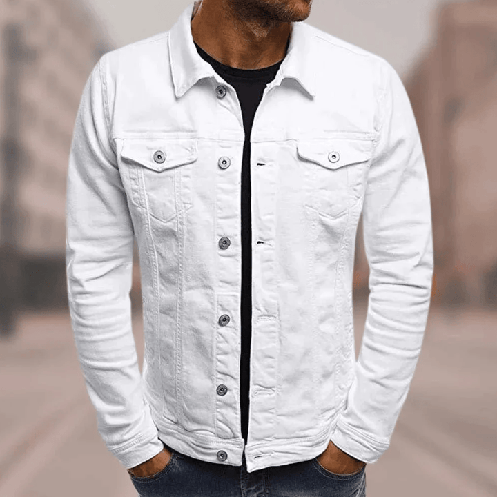 Veste en jean homme chic, coupe slim moderne, détails contrastés sur denim bleu, style streetwear urbain polyvalent.