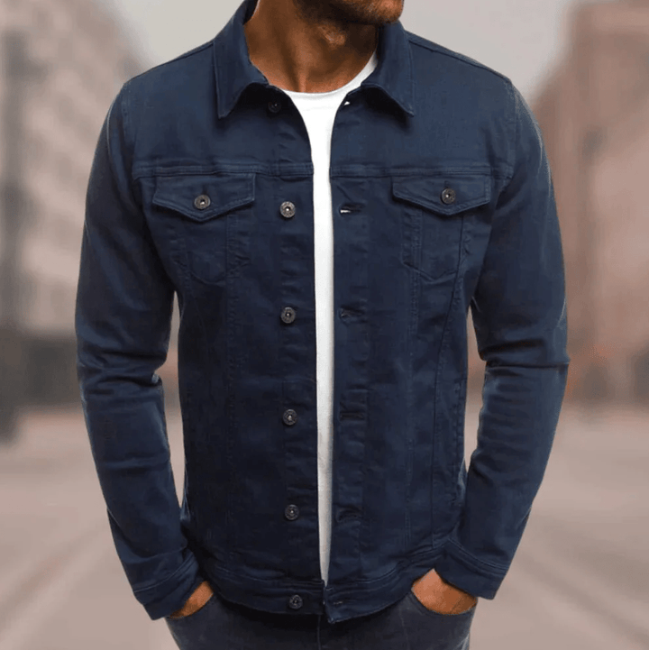 Veste en jean homme chic, coupe slim moderne, détails contrastés sur denim bleu, style streetwear urbain polyvalent.