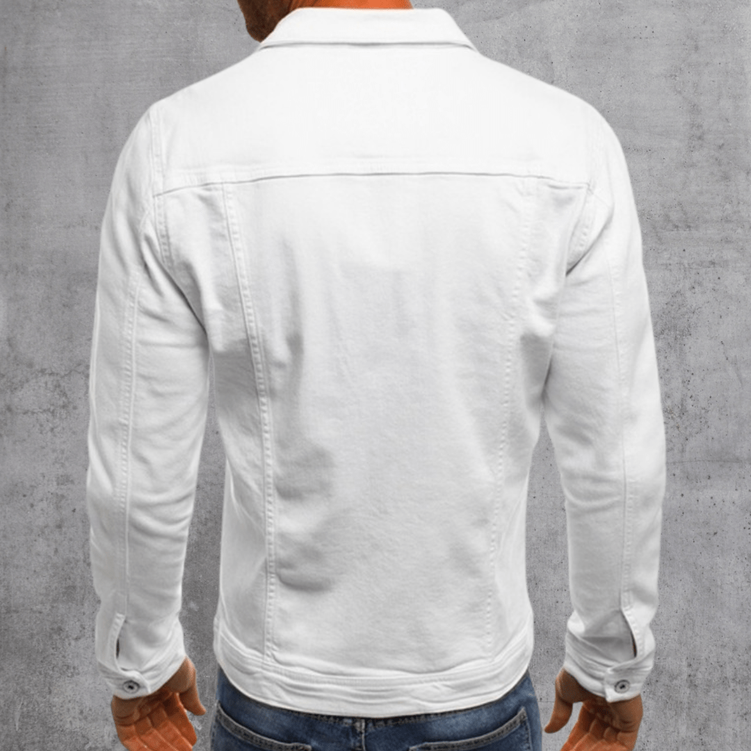 Veste en jean homme chic, coupe slim moderne, détails contrastés sur denim bleu, style streetwear urbain polyvalent.