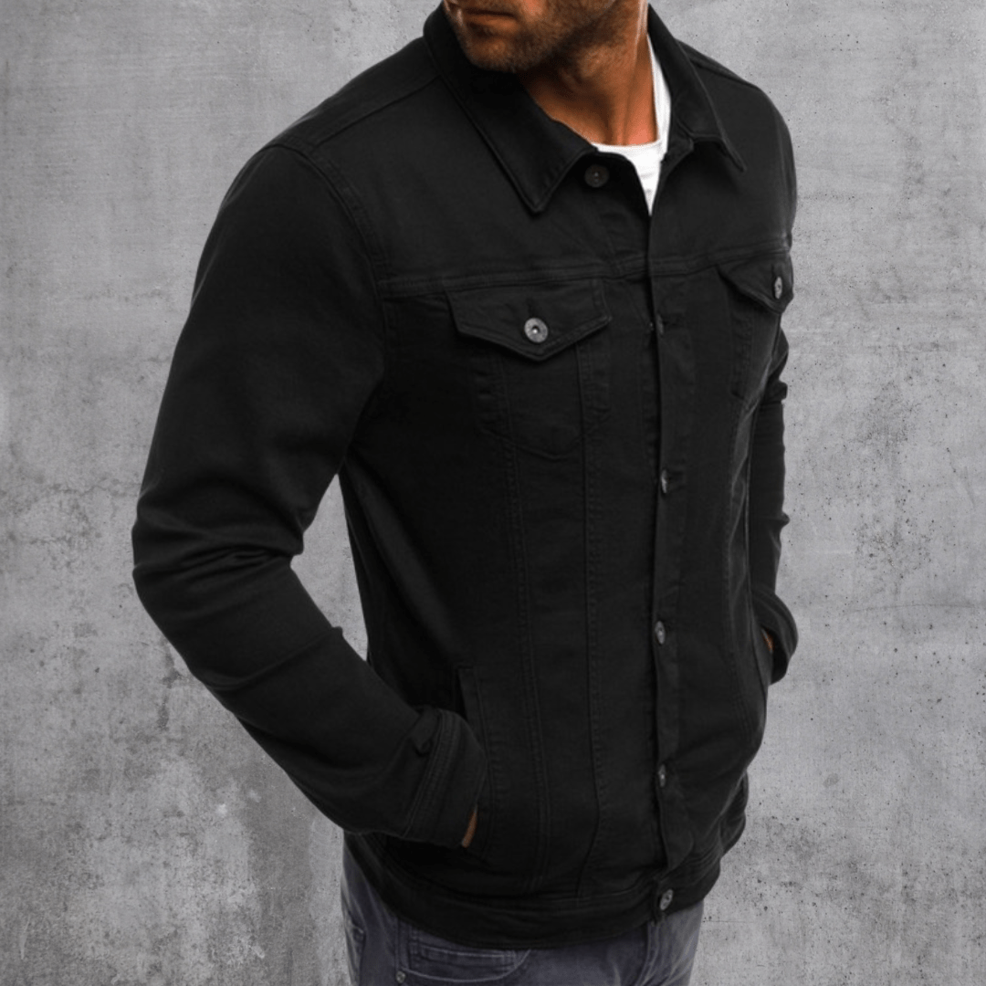 Veste en jean homme chic, coupe slim moderne, détails contrastés sur denim bleu, style streetwear urbain polyvalent.