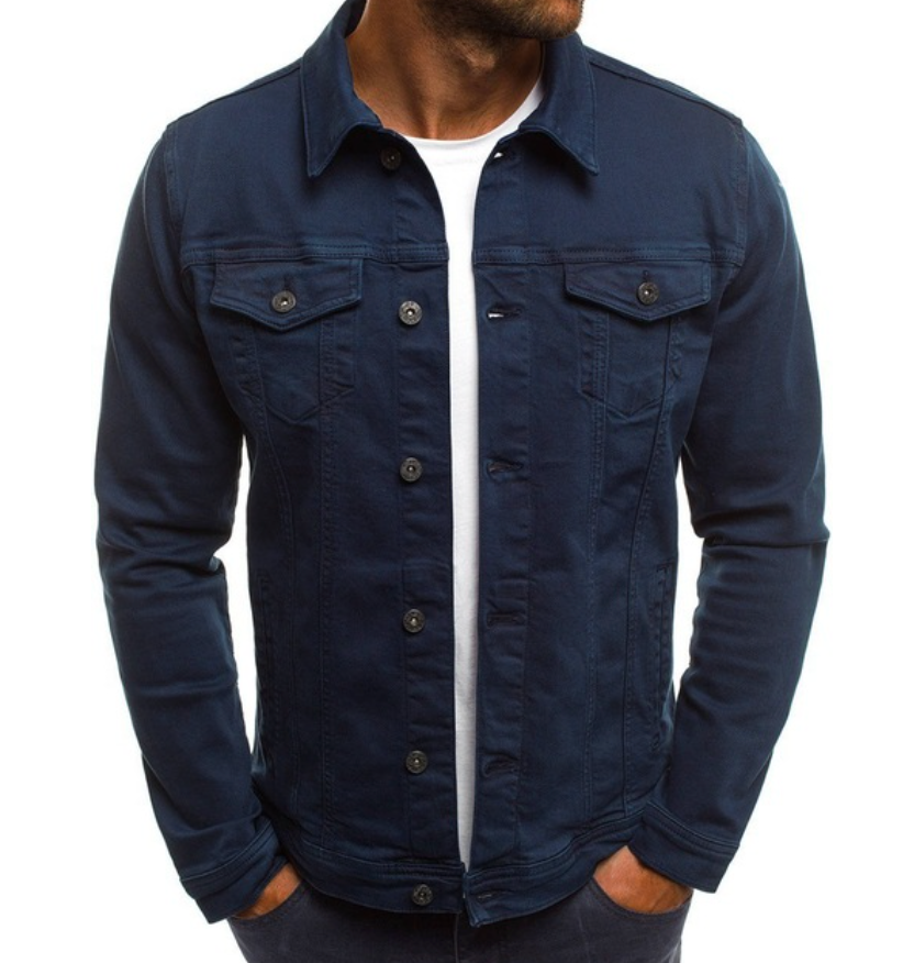 Veste en jean homme décontractée. Coupe confortable, denim robuste. Style polyvalent, poches multiples.