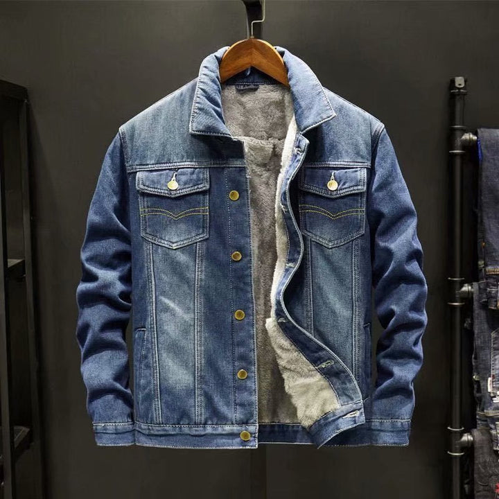 Veste en jean homme robuste, style intemporel. Idéale pour un look casual ou streetwear. Mode masculine.
