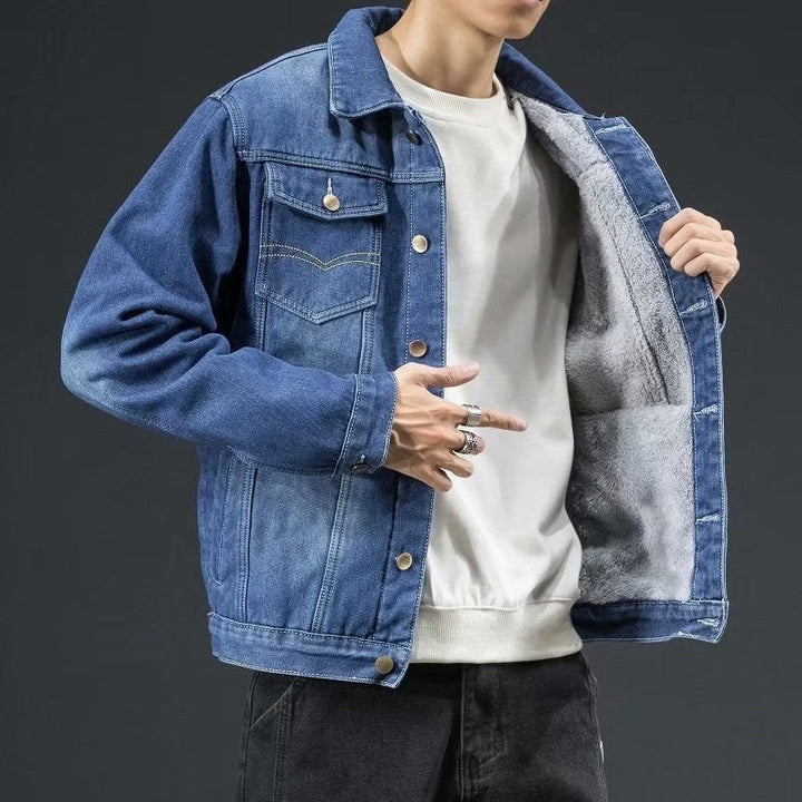 Veste homme en jean robuste et élégante. Parfaite pour un style casual intemporel. Mode homme polyvalente.