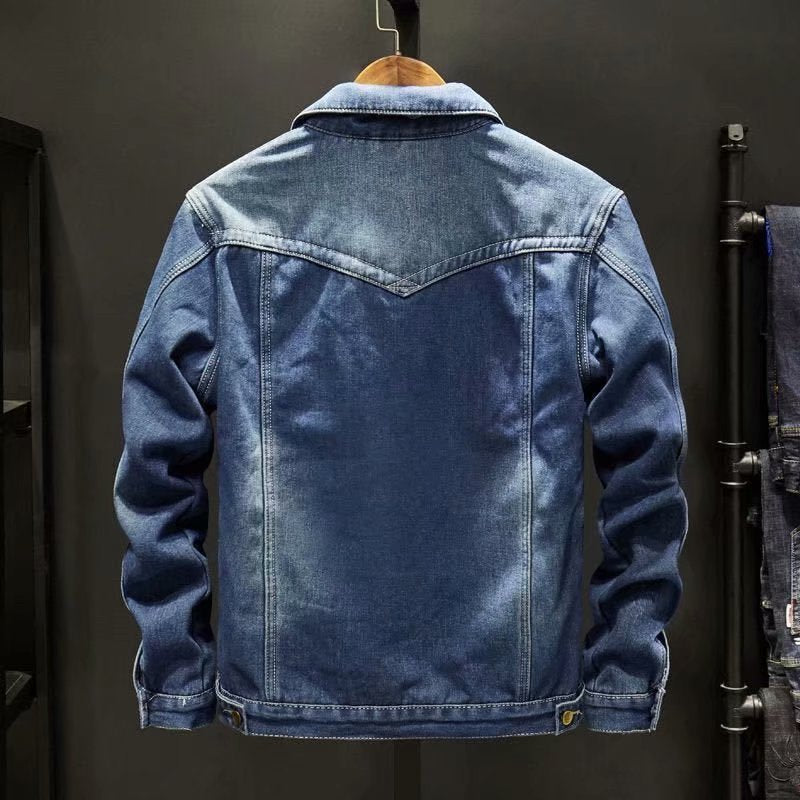 Détail d'une veste en jean homme robuste. Style intemporel et confortable, parfait pour la mode masculine casual.