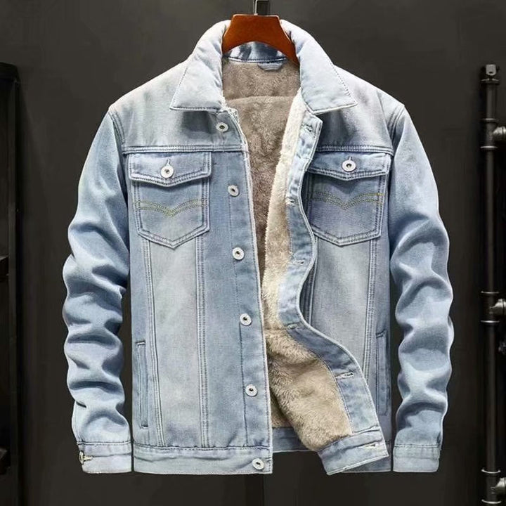 Veste en jean homme intemporelle pour toutes les saisons. Robuste, élégante et un must-have de la mode masculine.