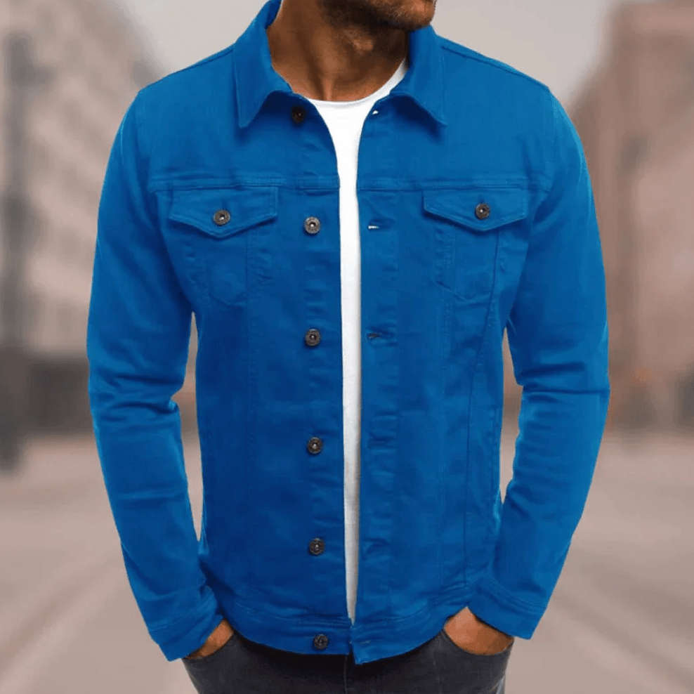 Homme portant une veste en jean coupe slim, style urbain moderne, confort et tendance streetwear. Vêtement automne.