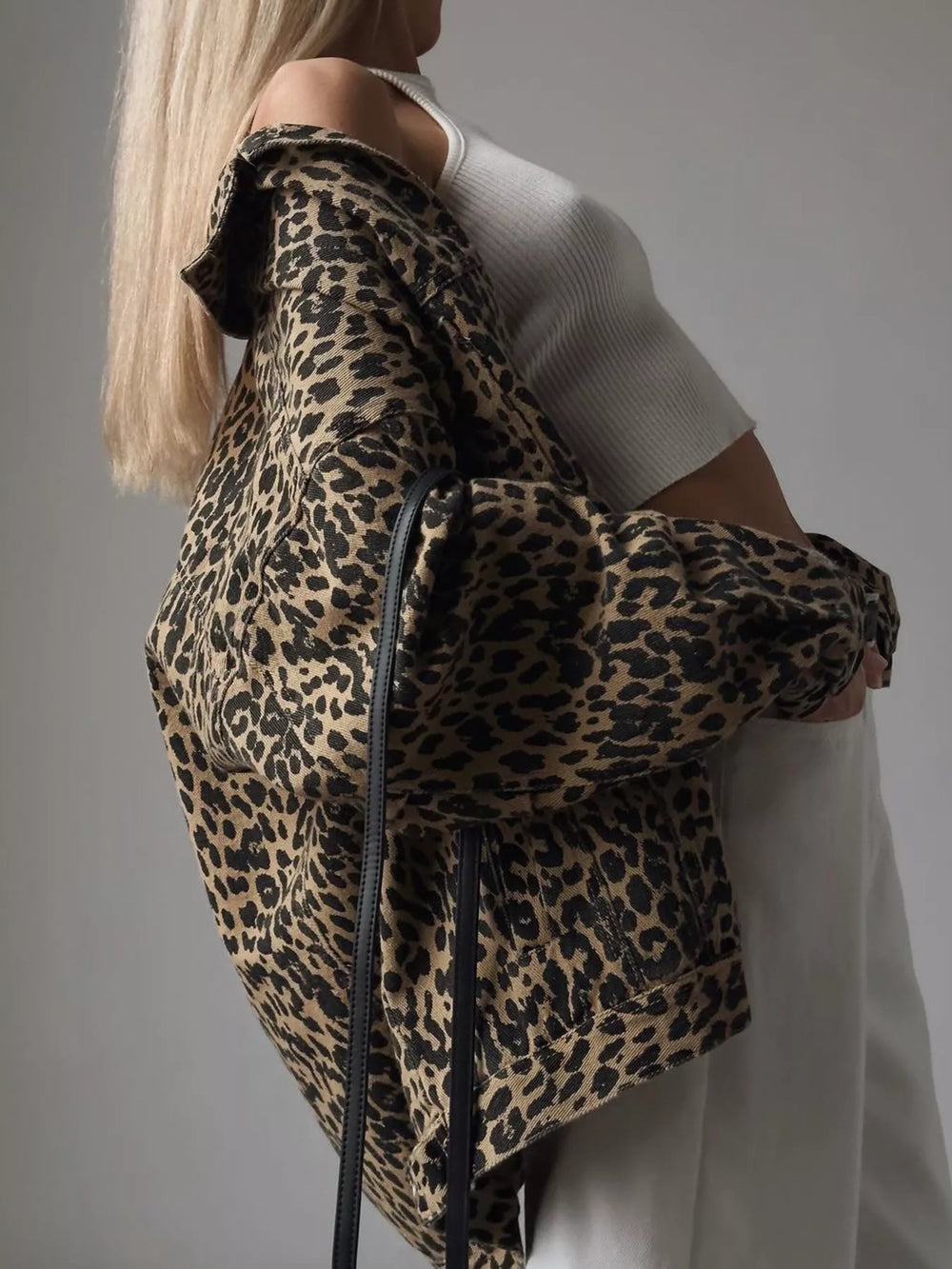 Blouson jean femme à imprimé léopard, confortable et élégant, parfait pour un style féminin polyvalent.