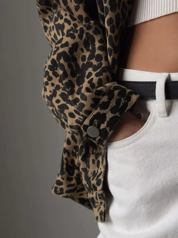 Veste en jean femme avec motif léopard, un must-have mode, ajoute une touche audacieuse à toute tenue casual.