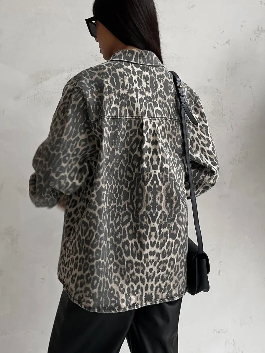 Image d'une veste jean léopard femme, chic et moderne, pour un look audacieux et tendance au quotidien.