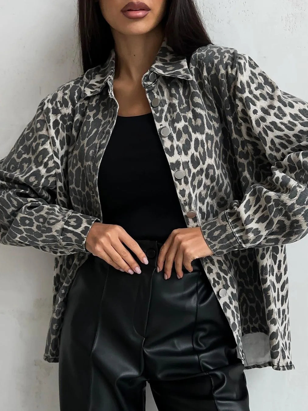 Veste en jean femme imprimé léopard, blouson décontracté et élégant, pour un style audacieux et polyvalent.