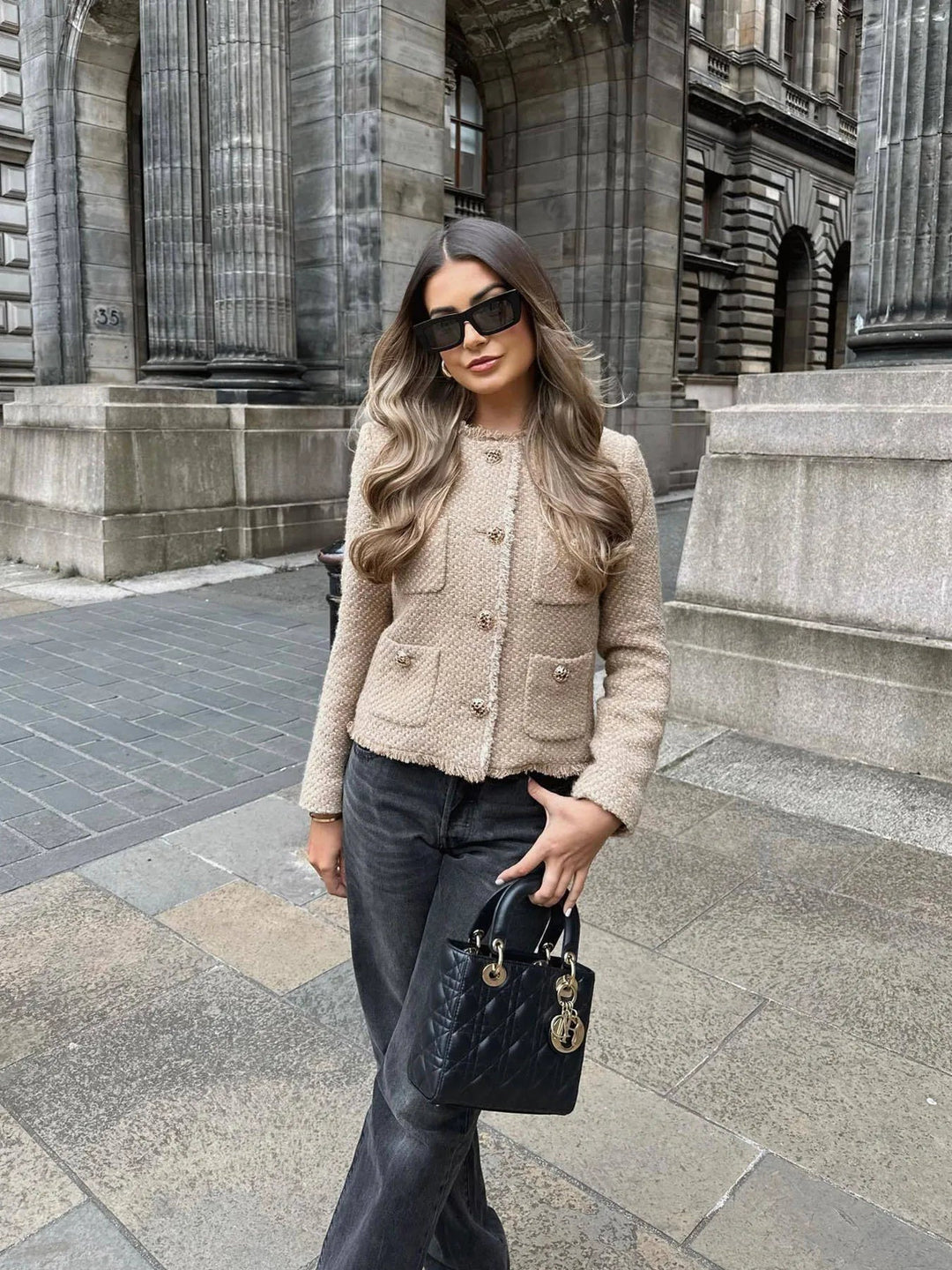 Veste femme polyvalente beige, style chic et intemporel avec boutons dorés. Un essentiel de la mode féminine.