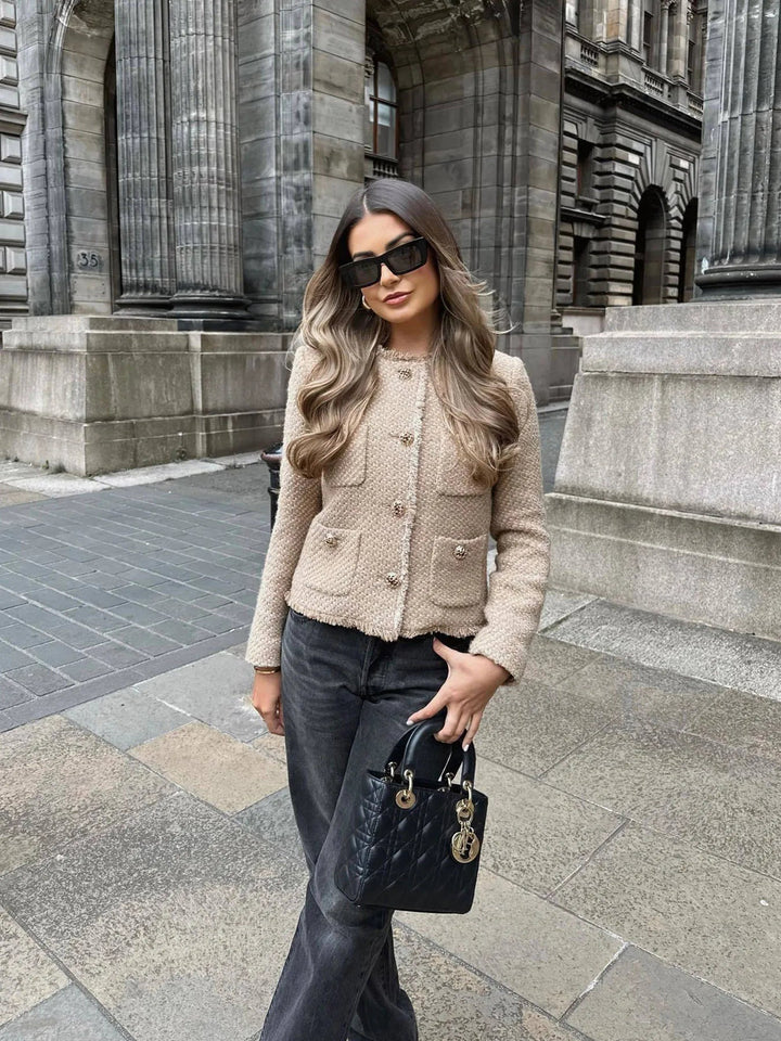 Veste femme polyvalente beige, style chic et intemporel avec boutons dorés. Un essentiel de la mode féminine.