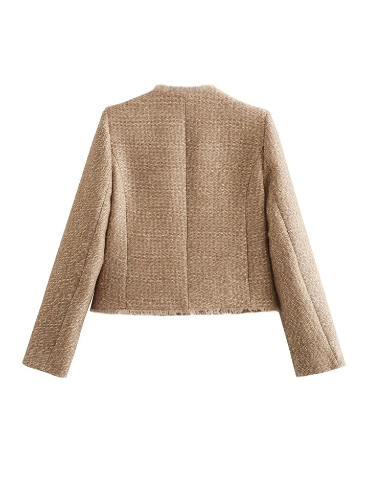 Veste chic femme beige, parfaite pour l'automne. Son design élégant et ses boutons dorés ajoutent une touche tendance.