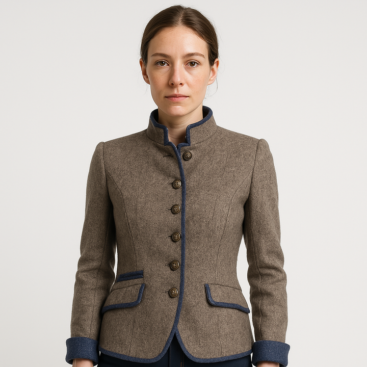 Veste femme cintrée marron, col officier, laine. Coupe élégante et structurée. Détails contrastés.