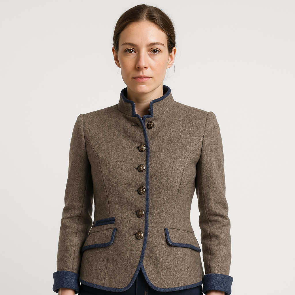 Veste femme cintrée marron, col officier, laine. Coupe élégante et structurée. Détails contrastés.