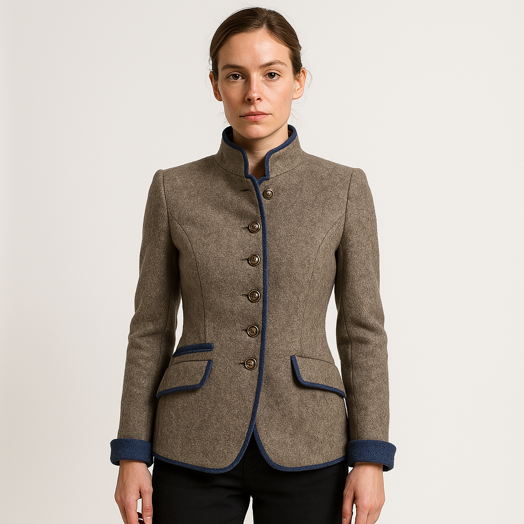 Veste femme cintrée marron, col officier, laine. Coupe élégante et structurée. Détails contrastés.