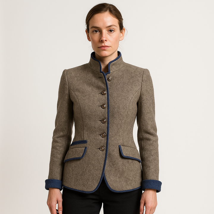 Veste femme cintrée marron, col officier, laine. Coupe élégante et structurée. Détails contrastés.