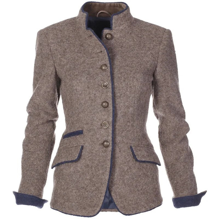 Veste femme cintrée marron, col officier, laine. Coupe élégante et structurée. Détails contrastés.