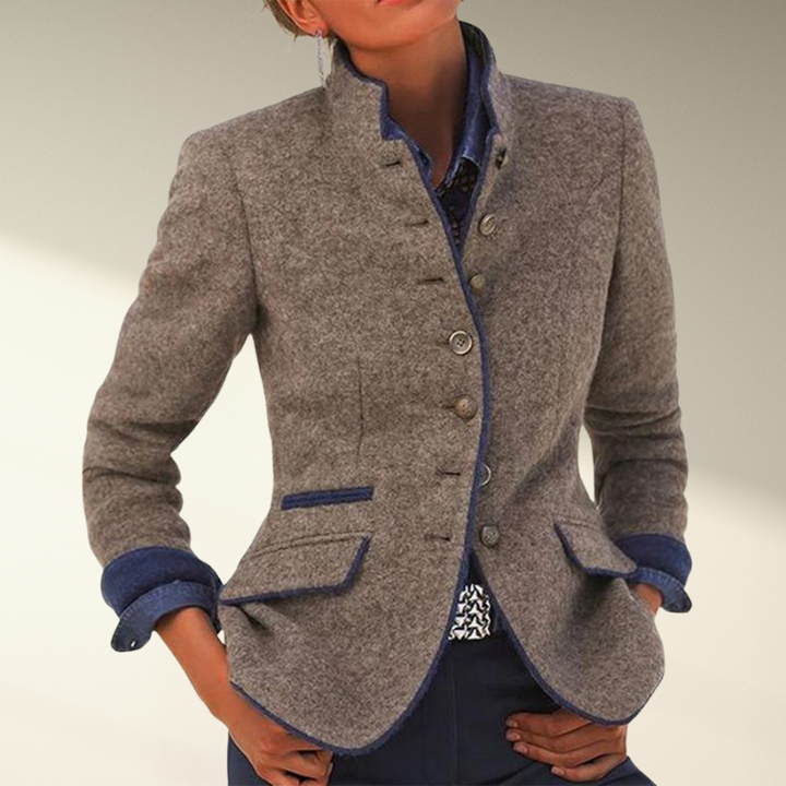 Veste femme cintrée marron, col officier, laine. Coupe élégante et structurée. Détails contrastés.