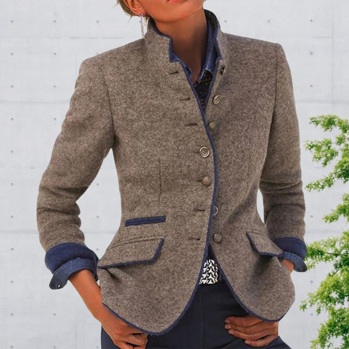 Veste femme cintrée marron, col officier, laine. Coupe élégante et structurée. Détails contrastés.