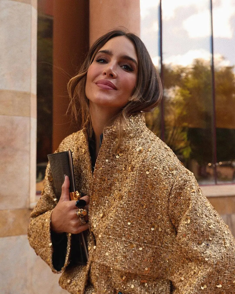 "Veste femme dorée à paillettes brillante, coupe flatteuse et moderne, idéale pour soirées glamour et occasions spéciales."