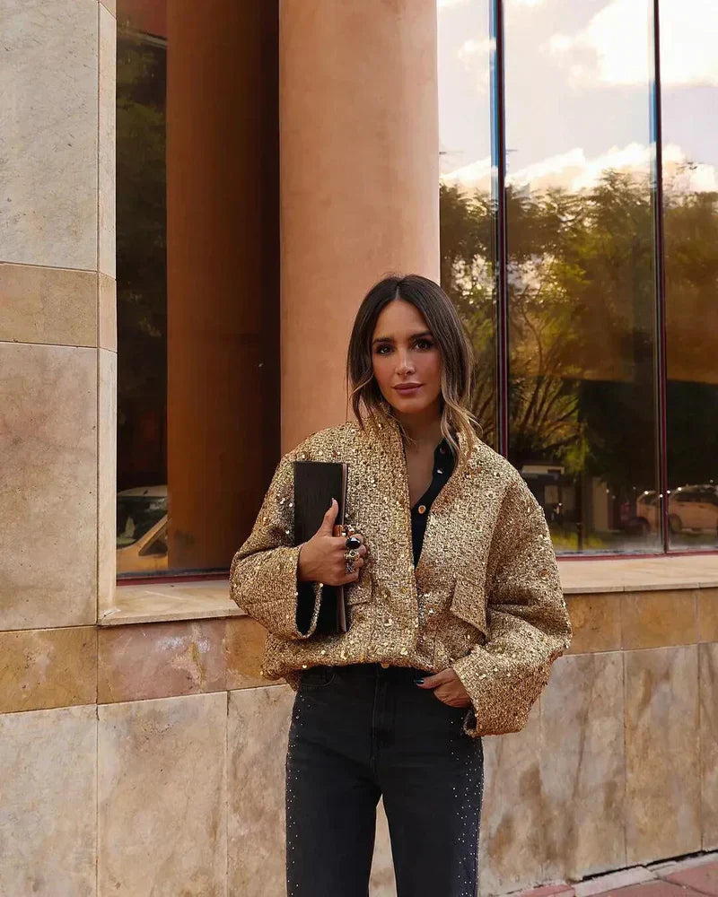 "Veste femme dorée à paillettes brillante, coupe flatteuse et moderne, idéale pour soirées glamour et occasions spéciales."