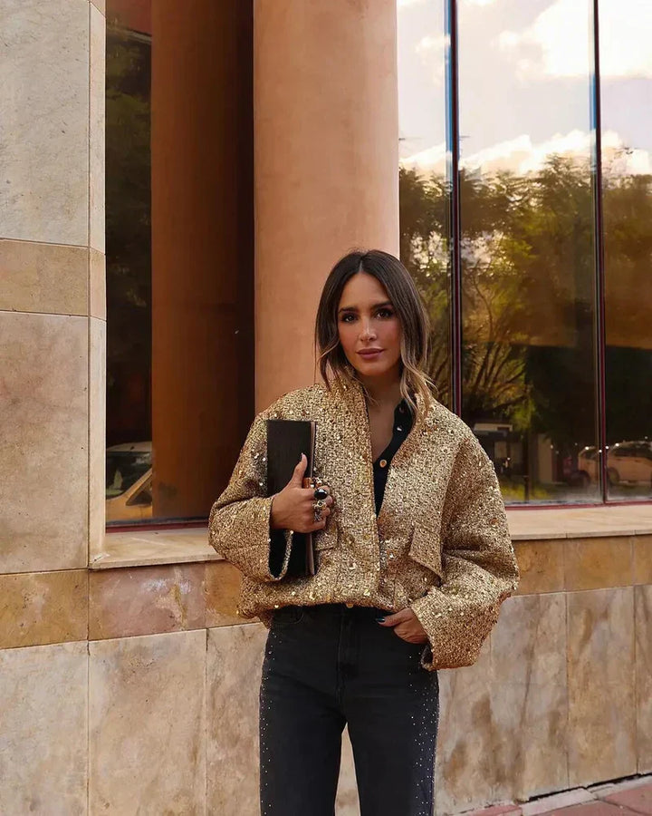 "Veste femme dorée à paillettes brillante, coupe flatteuse et moderne, idéale pour soirées glamour et occasions spéciales."