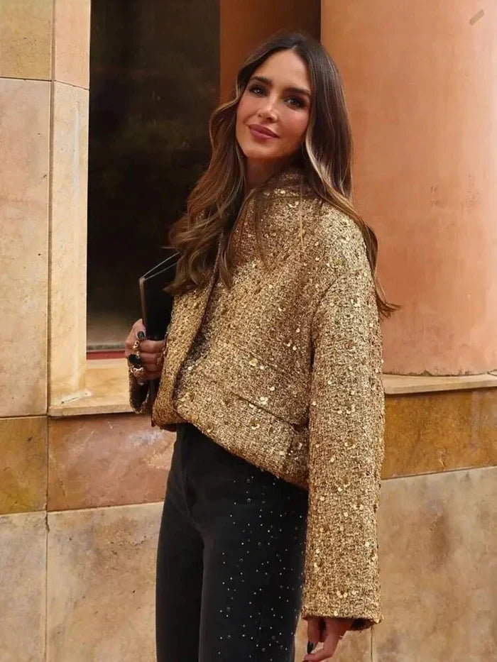 "Veste femme dorée à paillettes brillante, coupe flatteuse et moderne, idéale pour soirées glamour et occasions spéciales."