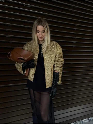 "Veste femme dorée à paillettes brillante, coupe flatteuse et moderne, idéale pour soirées glamour et occasions spéciales."