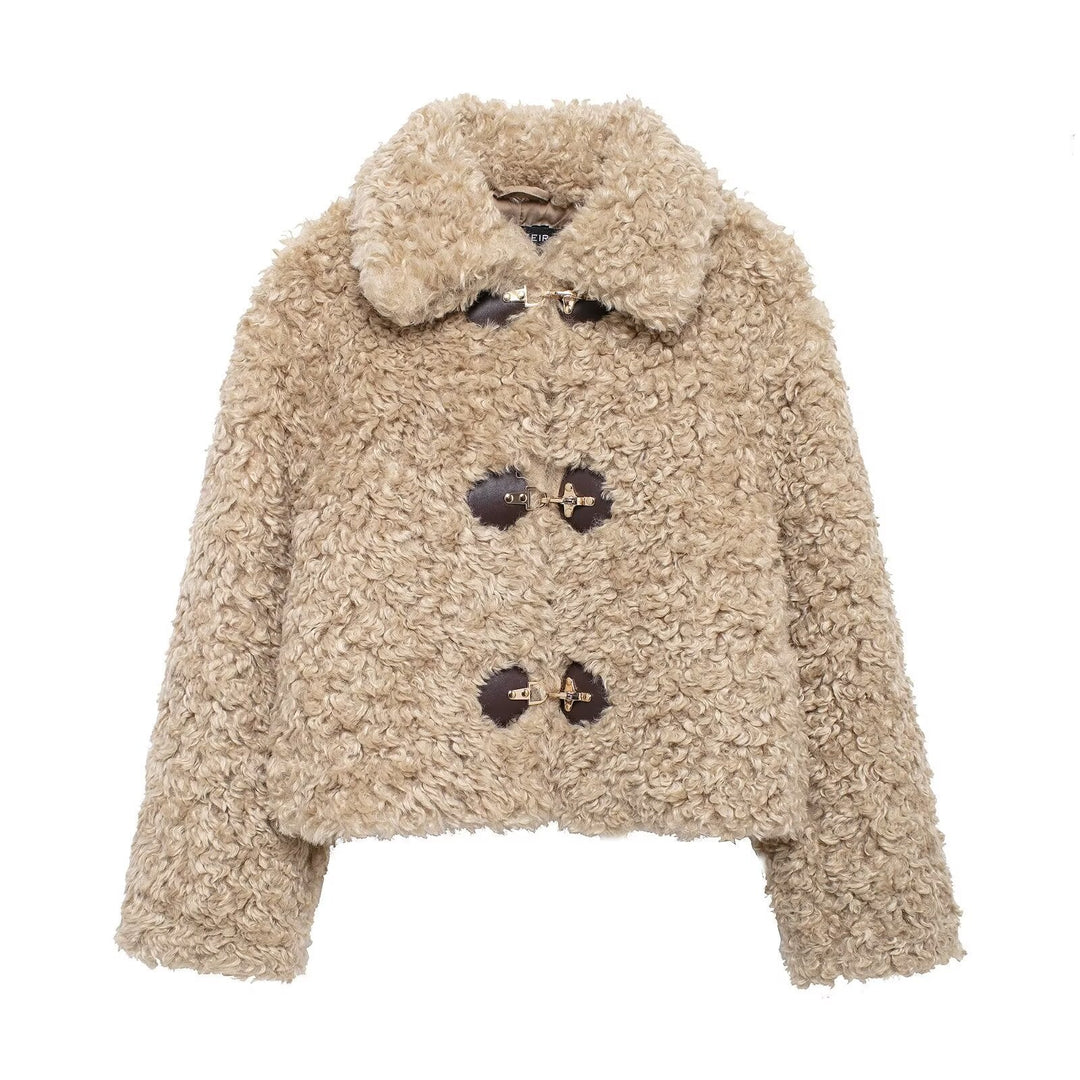Veste femme douce et chaude beige avec boucles élégantes, parfaite pour l'hiver et l'automne, style mode et confort.