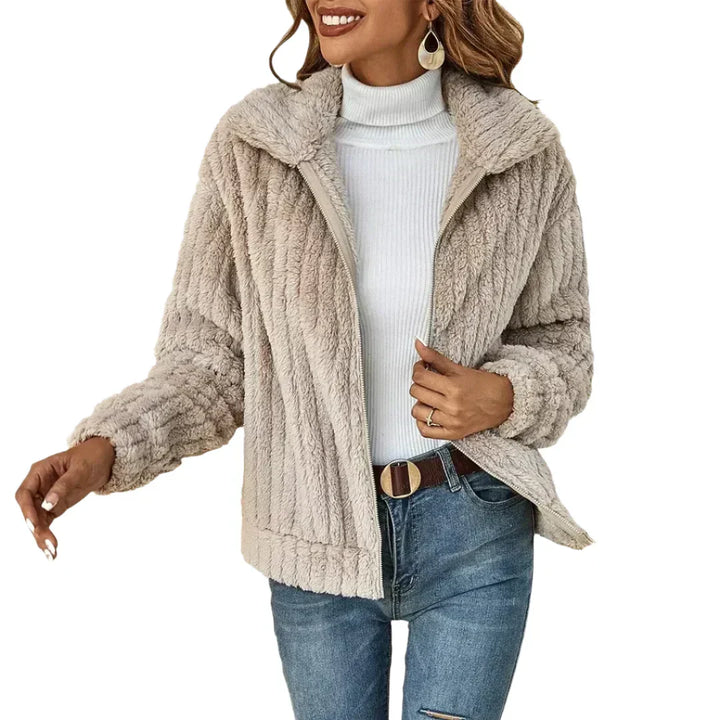 Veste femme douce et luxueuse en peluche, parfaite pour un confort quotidien et une chaleur légère en automne-hiver.