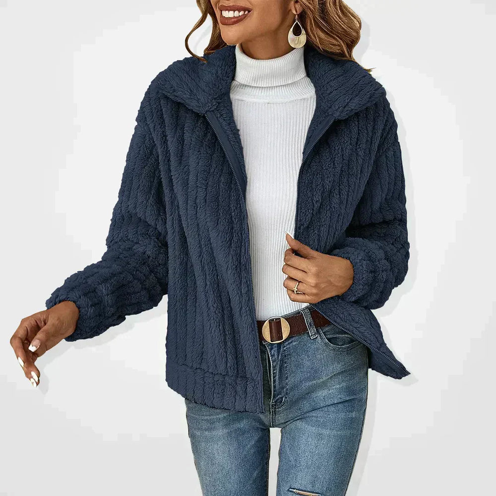 Veste femme élégante et décontractée en peluche, idéale pour la superposition et un look polyvalent printemps-automne.