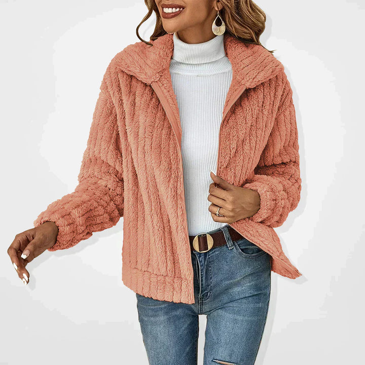Veste femme polyvalente et douce en peluche, idéale pour l'élégance quotidienne, le confort et la mode décontractée.