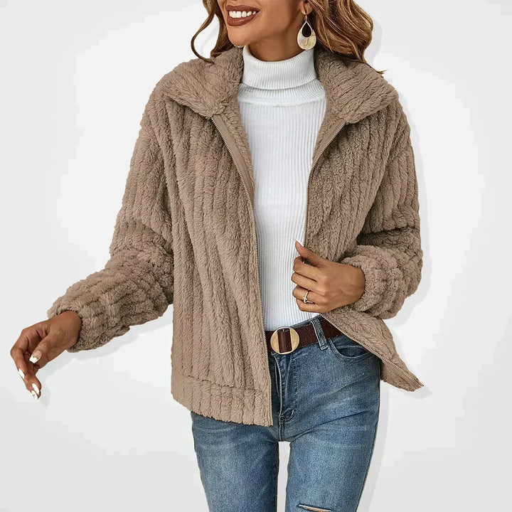 Veste femme luxueuse en peluche, offrant une douceur et une chaleur optimales pour un style féminin confortable.