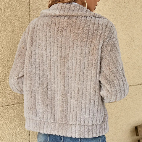 Veste d'extérieur femme confortable en peluche, parfaite pour la superposition et une chaleur légère en mi-saison.