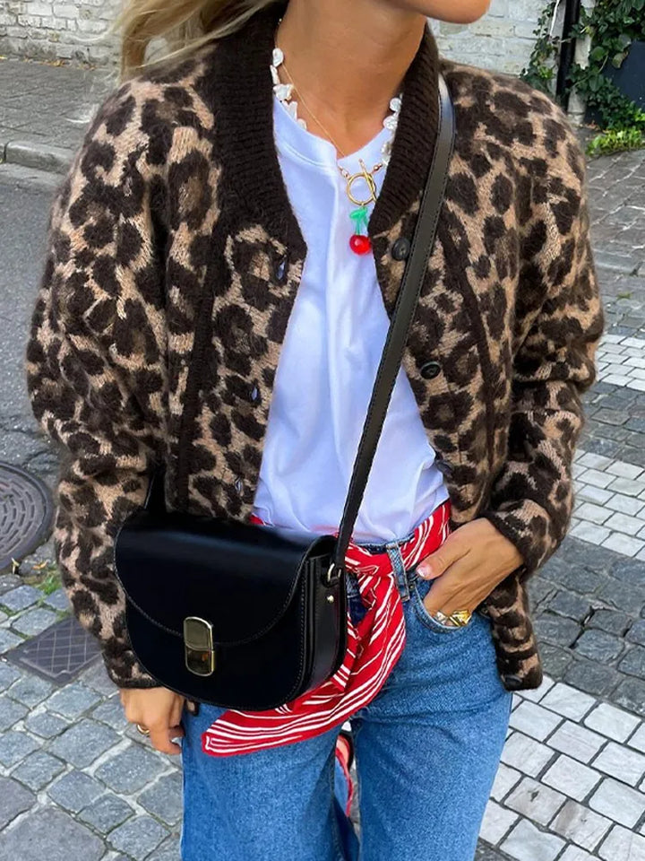 Veste femme imprimé léopard, chic et tendance. Coupe flatteuse, idéale pour un style casual ou sophistiqué.