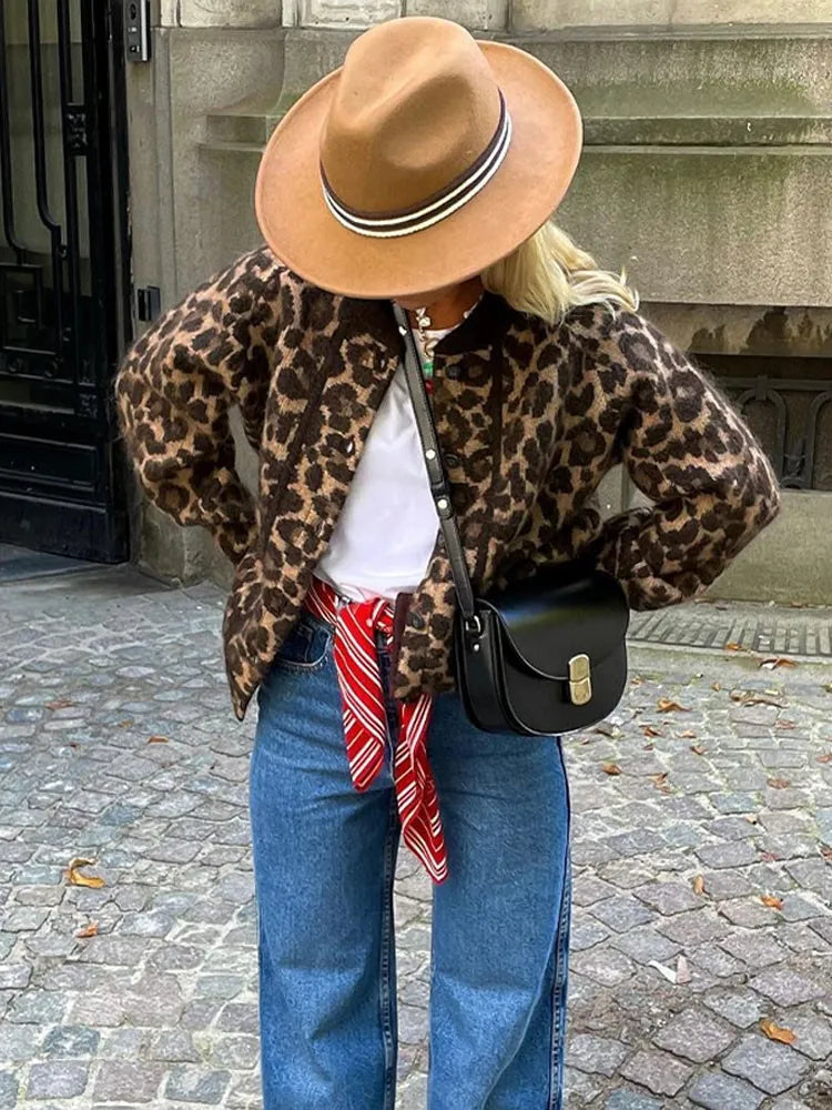 Veste femme imprimé léopard, chic et tendance. Coupe flatteuse, idéale pour un style casual ou sophistiqué.