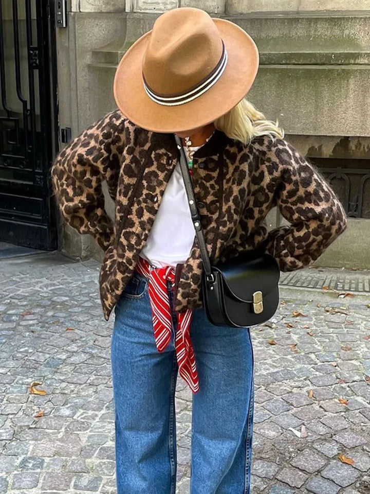 Veste femme imprimé léopard, chic et tendance. Coupe flatteuse, idéale pour un style casual ou sophistiqué.