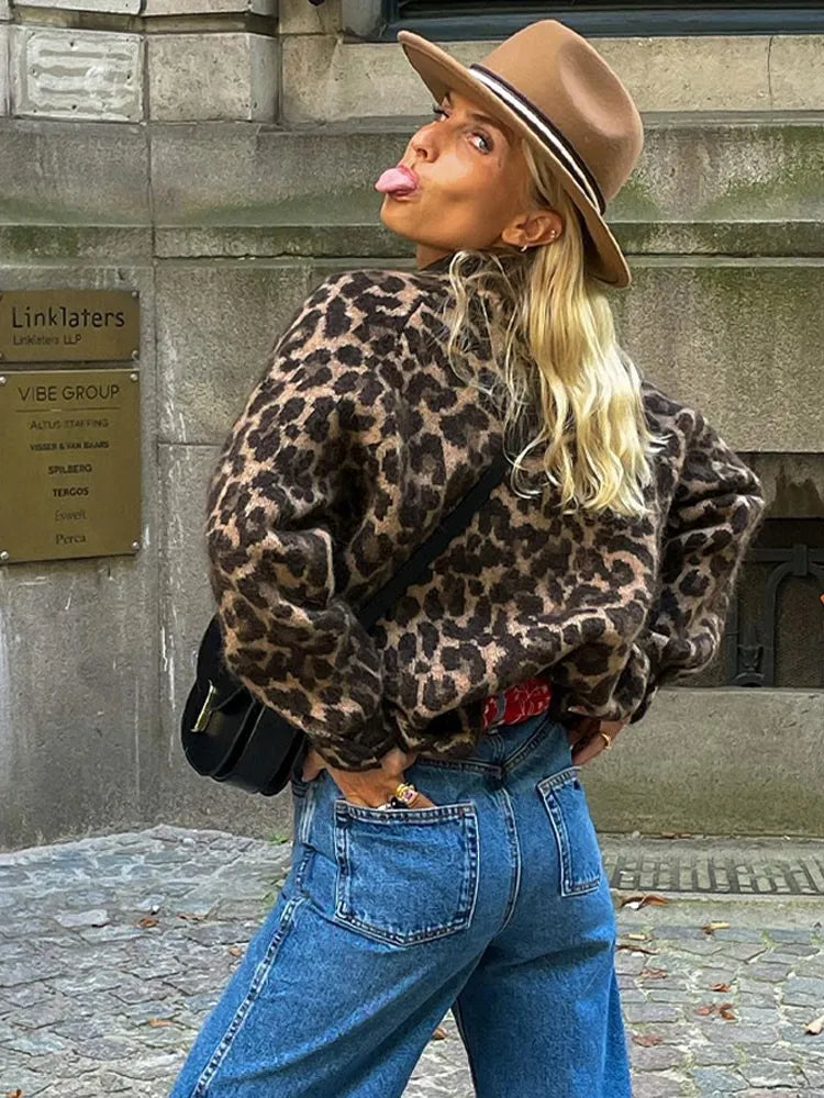 Veste femme imprimé léopard, chic et tendance. Coupe flatteuse, idéale pour un style casual ou sophistiqué.