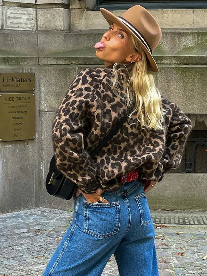 Veste femme imprimé léopard, chic et tendance. Coupe flatteuse, idéale pour un style casual ou sophistiqué.