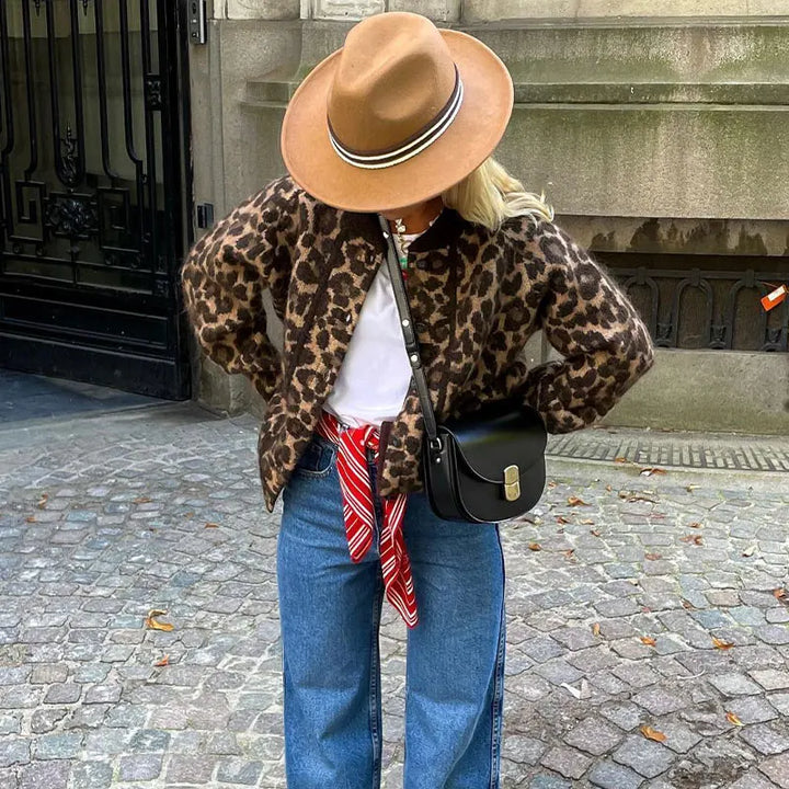 Veste femme imprimé léopard, chic et tendance. Coupe flatteuse, idéale pour un style casual ou sophistiqué.