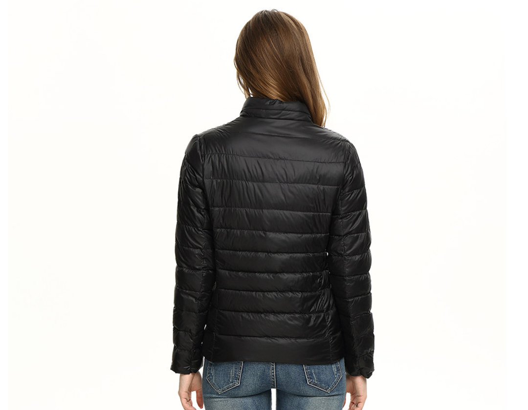 Vêtement femme d'extérieur, léger, imperméable, parfait pour la mi-saison active.