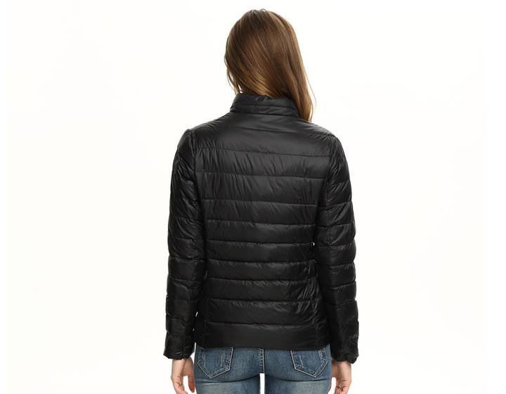 Vêtement femme d'extérieur, léger, imperméable, parfait pour la mi-saison active.