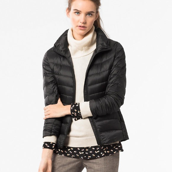 Veste femme élégante, légère, imperméable, idéale pour les journées de printemps.