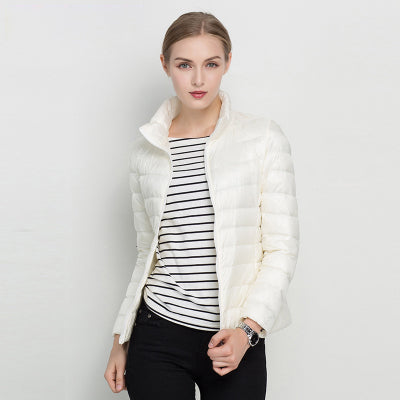 Vêtement extérieur femme, imperméable et coupe-vent, pour voyages et activités printanières.