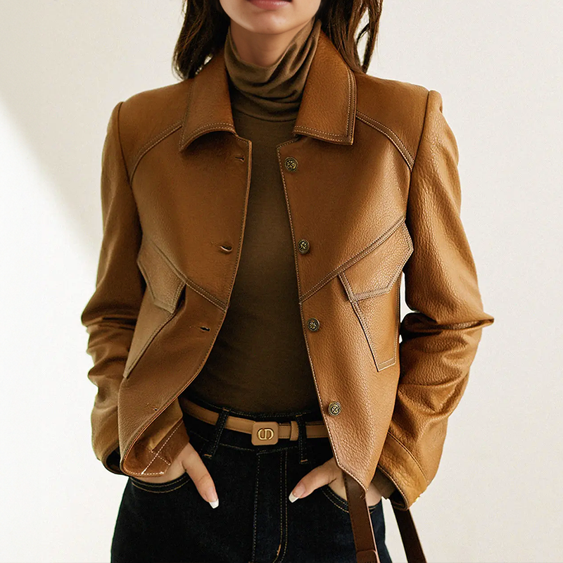 Veste femme marron sophistiquée avec col distinctif et poches chic. Vêtement polyvalent, tendance mode féminine.