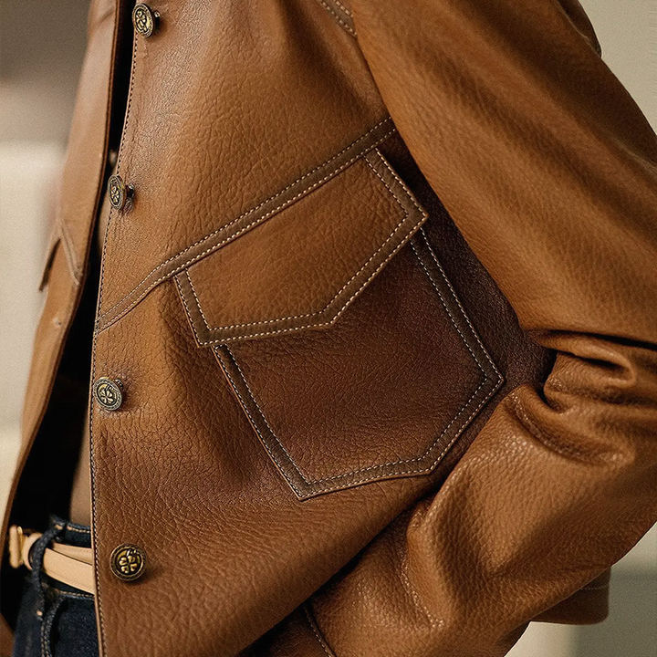 Veste femme élégante marron. Col distinctif et poches chic pour un look mode féminine moderne et sophistiqué.